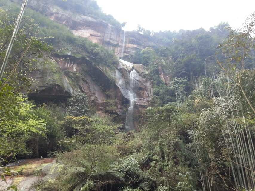 何家沟景区位于四川省泸州市叙永县水尾镇翻山村,距泸州市公里,距