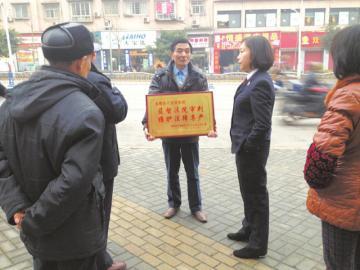 自贡20多位农民工终于拿到工资 历经4年6次审理(图)