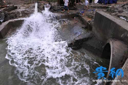 渗出的污水带着“肥皂泡”集中在一起,从一个出口排出。 渗出的污水带着“肥皂泡”集中在一起,从一个出口排出。