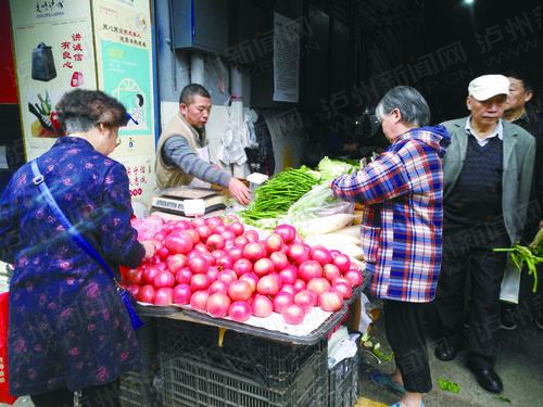 市民在农贸市场买菜,西红柿最高价达6元一斤_副本