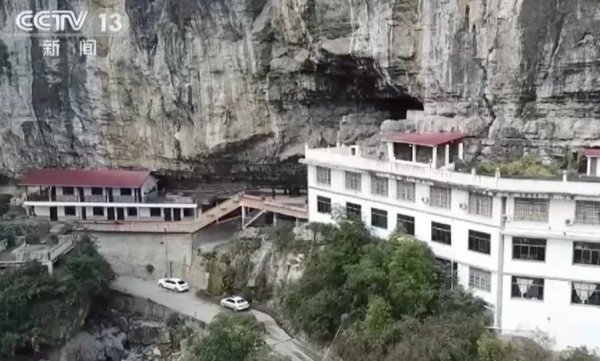 贵州习水县父子违建山