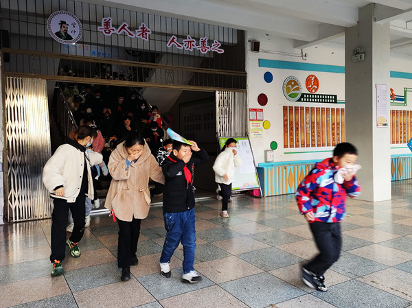 筑牢安全防线  泸州纳溪逸夫小学开展消防应急疏散演练(图1)