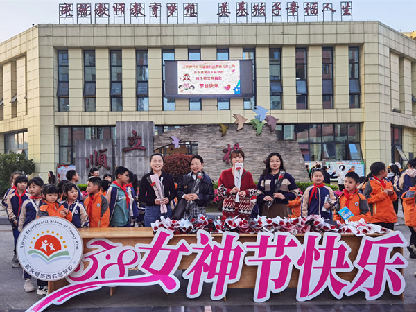 孩子们也自觉来祝福 (1).jpg