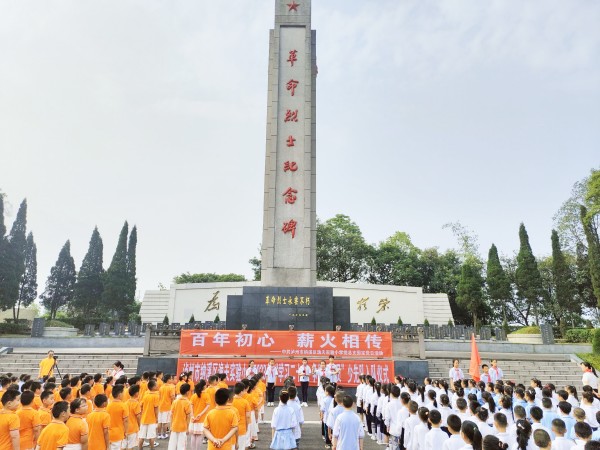 特别的儿童节礼物——泸州纳溪逸夫小学举行新队员入队仪式