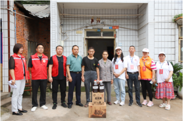 帮扶公益捐赠  泸州市红星志愿者协会走进成都天府新区瓦窑村