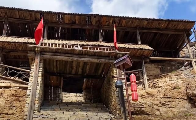山西大山里藏着一座悬空村,600年矗立在悬崖上(图4)