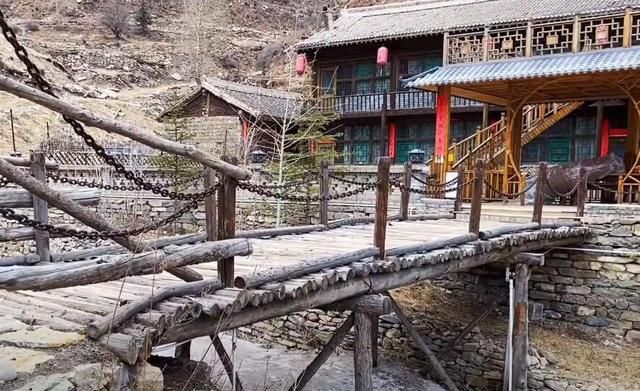 山西大山里藏着一座悬空村,600年矗立在悬崖上(图7)