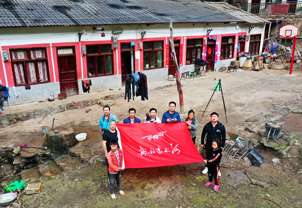 纪录片《航拍赤水河》摄制组“天坑”深处就午餐(图3)