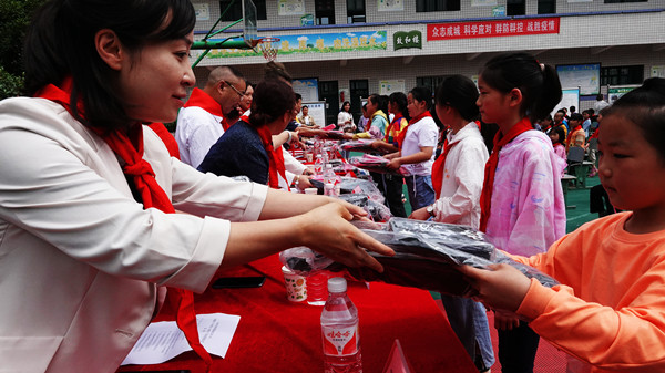 泸州市“小书包•大爱心”公益活动发放仪式在古蔺举行