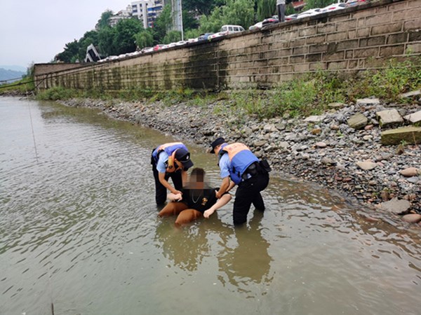 长江公安泸州派出所民警成功救助一名跳江轻生人员(图1)