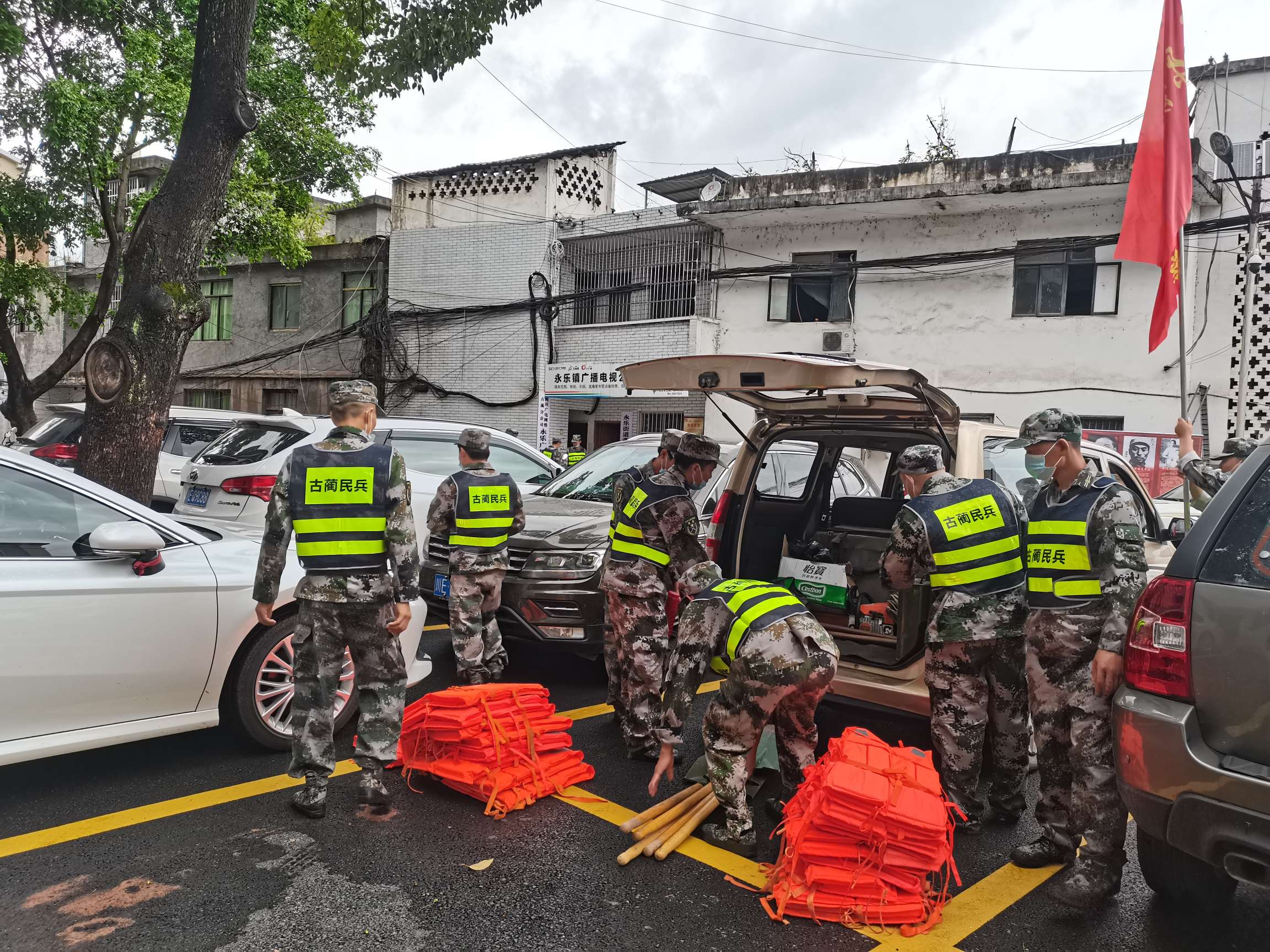古蔺县永乐街道组织民兵前往丹桂镇救援(图3)
