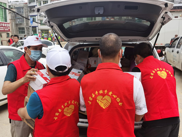  一套换洗衣服  一份协会爱心送到灾区丹桂镇(图4)