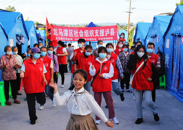 泸县地震赈灾现场 活跃着圆梦关爱志愿者身影(图9)