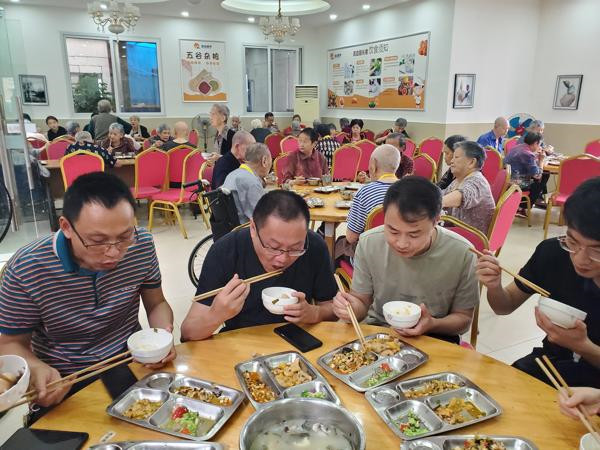 自贡市“食安卫士”陪餐检查行动走进养老院(图3)