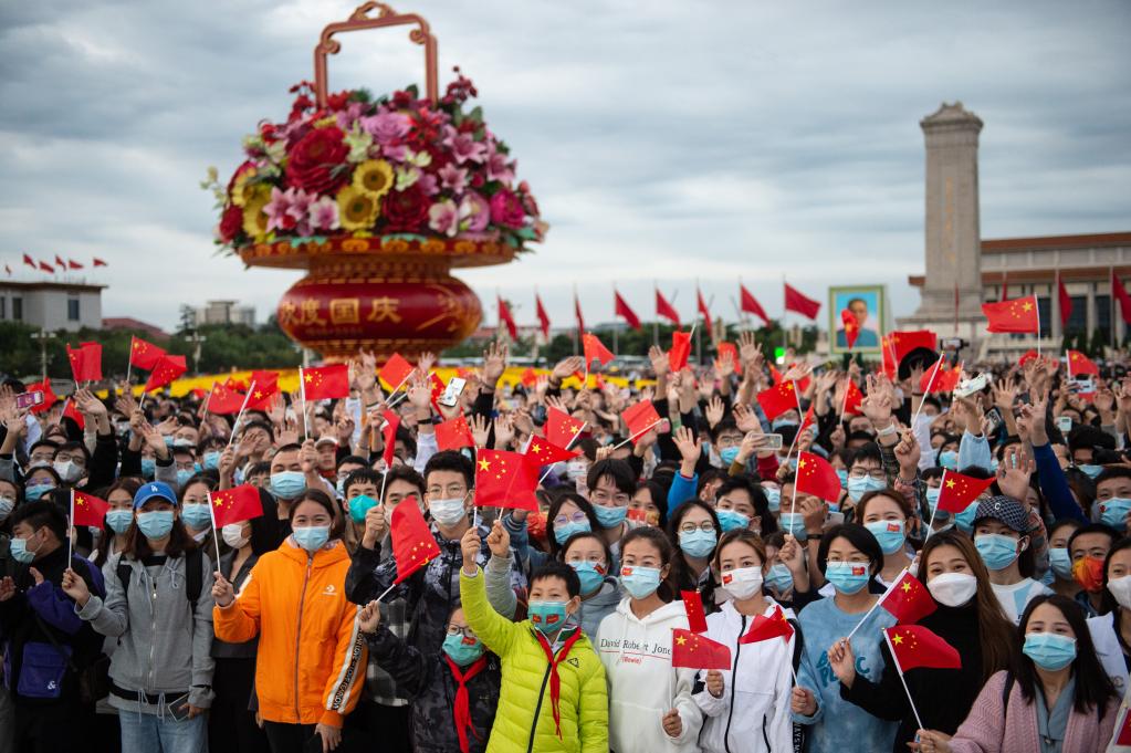 每一颗心，都向着五星红旗澎湃——各地群众欢度国庆综述