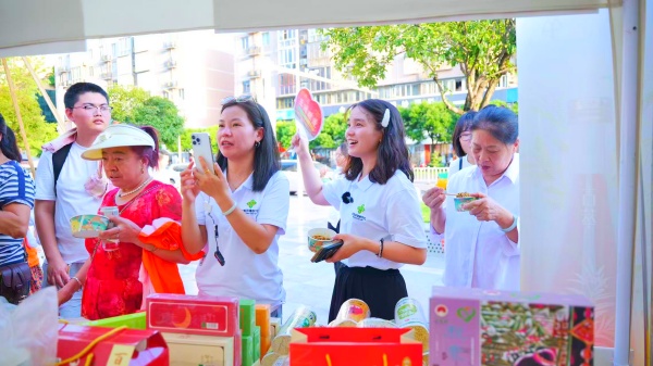 古蔺县启动“惠聚蔺州”系列活动 500万消费券引消费热潮(图4) 微信图片_20250716230126.jpg