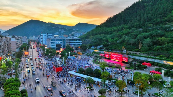 古蔺县启动“惠聚蔺州”系列活动 500万消费券引消费热潮(图3) 微信图片_20250716230107.jpg