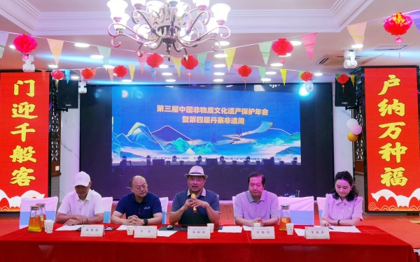 泸州市文化遗产保护协会召开会议 传达第三届中国非遗保护年会精神(图3) 微信图片_20250929173845_1786_12.jpg