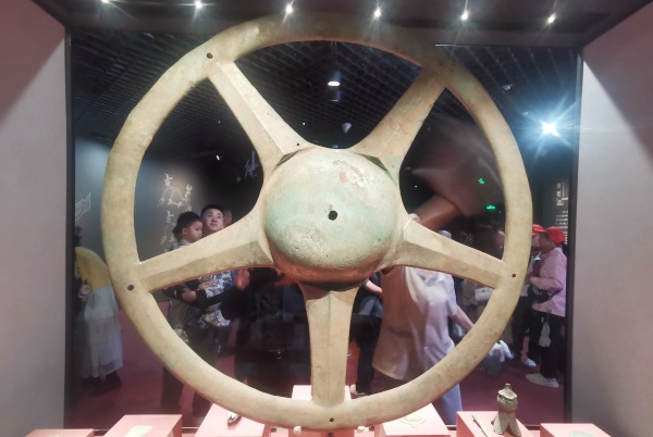 金乌衔光 酒润泸州——泸州观三星堆-金沙遗址文物数字艺术展(图2) 微信图片_20251024162004_2009_12_副本.jpg