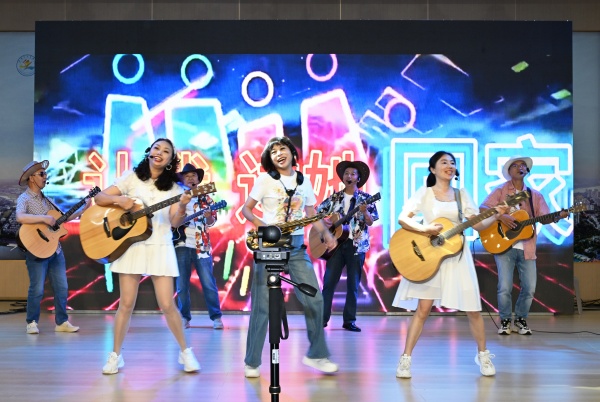 琴声悠扬 夏意融融——泸州市老年大学器乐系展演精彩纷呈