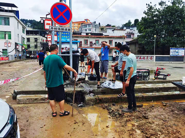 古蔺:丹桂镇遭受山洪袭击 当地干部群众英勇抗洪谱战歌(图3) 古蔺:丹桂镇遭受山洪袭击 当地干部群众英勇抗洪谱战歌(图3)